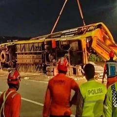 Bus Terguling di Tol Krapyak Semarang Enam Belas Orang Tewas Mengenaskan